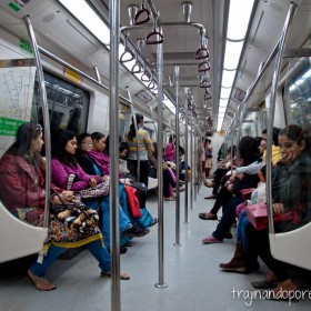 Viajar sola a India (parte 3): transporte, alojamiento y otros consejos india-vagon-mujeres-metro