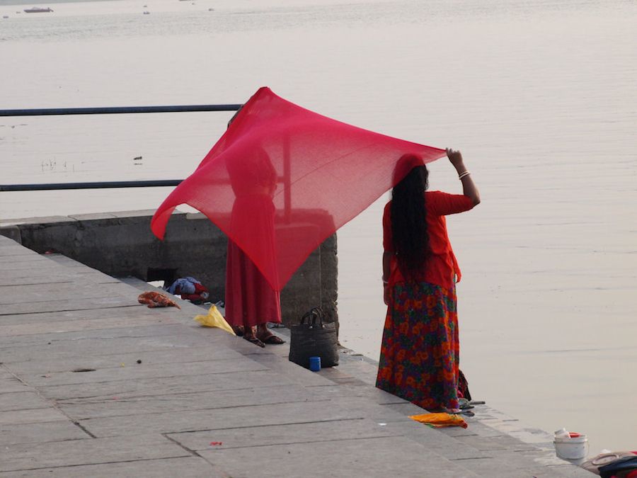Mujeres de India lavando saris
