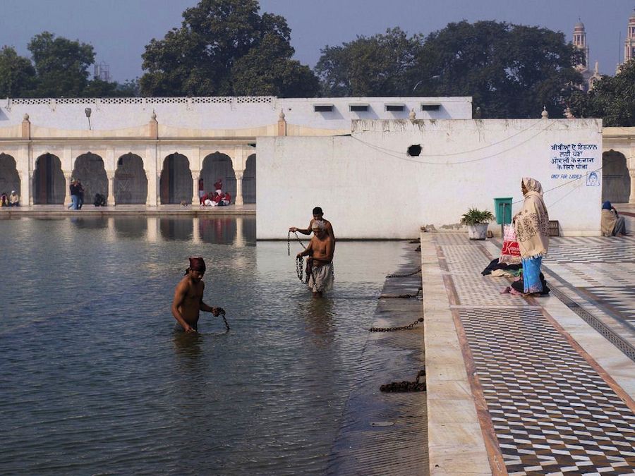 Bañandose-templo-Sikh-Delhi