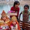 Niños portadores de ofrendas en Chitrakoot, India